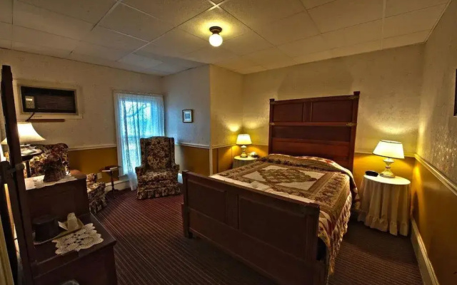 The Riverside Inn and Dinner