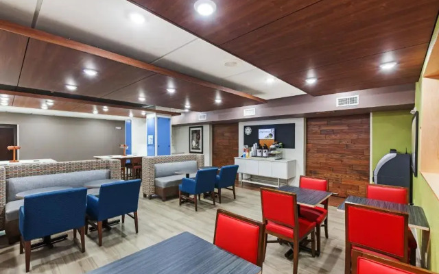 Holiday Inn Express Hotel & Suites Dallas Lewisville by IHG