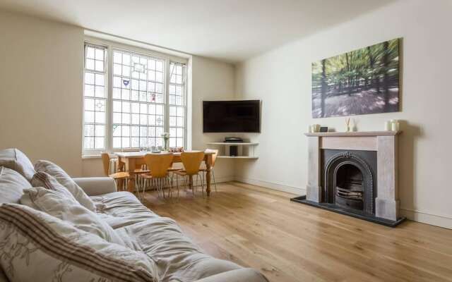 Spacious 2BR Flat in Kensington