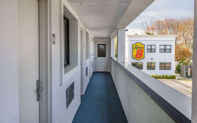 Super 8 by Wyndham Lindenhurst