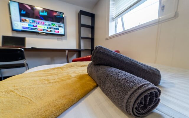 23 North Road Studios Near QE and UOB