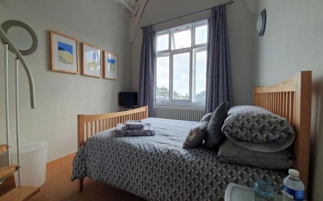 16 Clarence Hill - Iconic Dartmouth House with Enchanting Garden