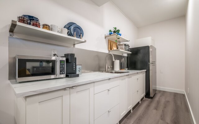 Spacious Newly Renovated 1 Bedroom Suite