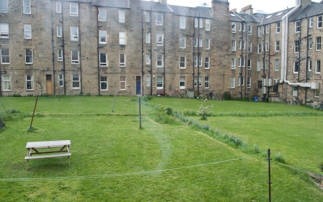 Traditional 2 Bedroom Apartment In Edinburgh