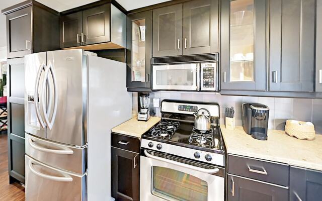 Stylish Desert Oasis - 3 Br Home