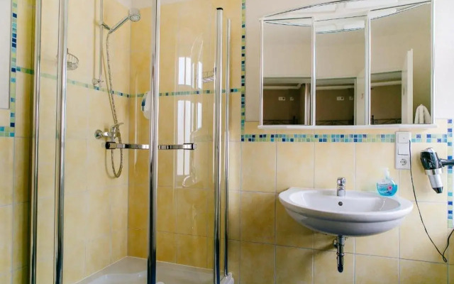 Landhotel Airport Inn