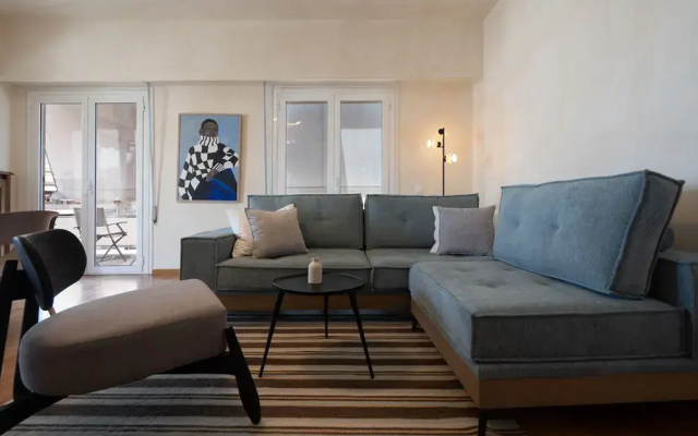 LIV - Artistic Rooftop Apartment in Pagrati