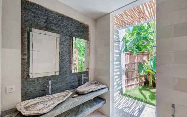 Secluded Wooden Villa, 3 BR, Canggu With Staff