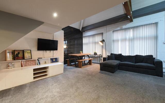 Penthouse Warehouse Slps 18 (61)