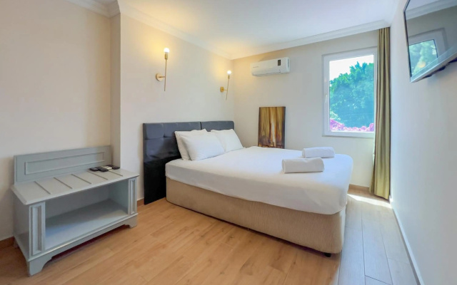 Moonshine Hotel & Suites