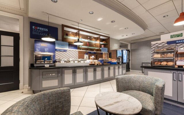 Holiday Inn Express Chicago - Magnificent Mile by IHG