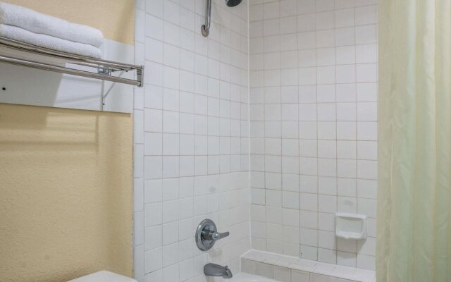 Super 8 by Wyndham San Marcos