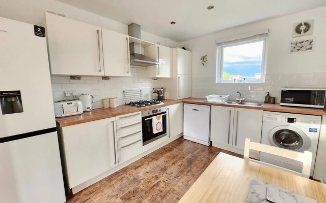 Modern 5 Bed Townhouse with Free Parking