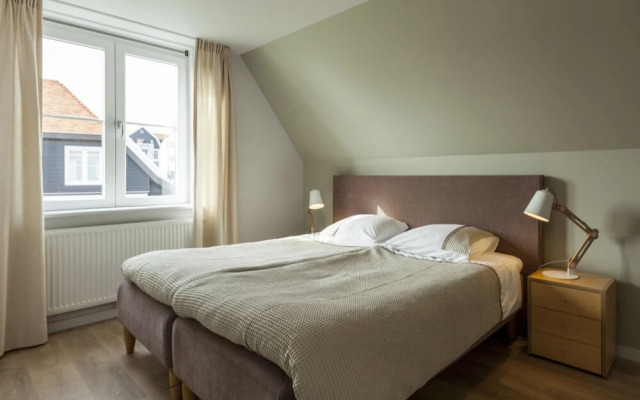 New and luxurious villa, a 5-minute walk from beach and dunes.