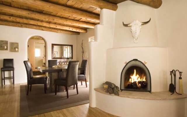 La Luz - Luxurious East Side Adobe With Hot Tub and Kiva Fireplace, Walk Everywhere