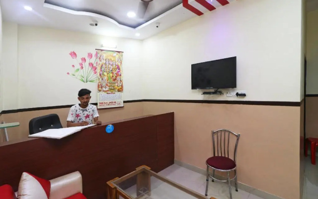 Bharat Lodge  by OYO Rooms
