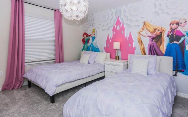 Beautiful Themed Vacation Home With Pool St5509