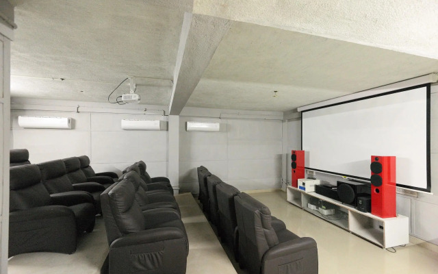 Royce Ebony by OYO Rooms
