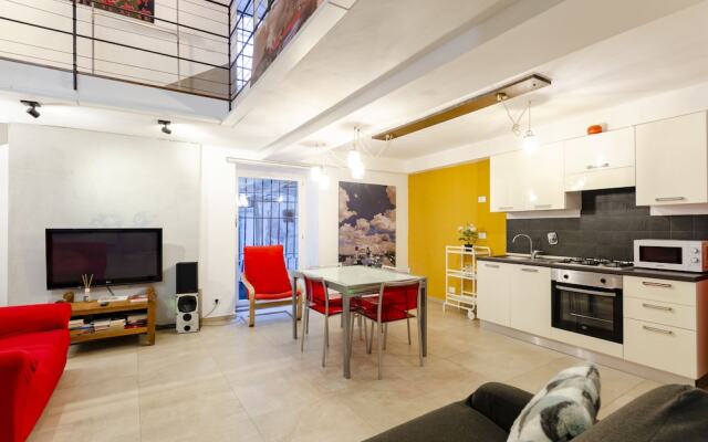 JOIVY Stylish Open-Plan Flat In Historic Centre
