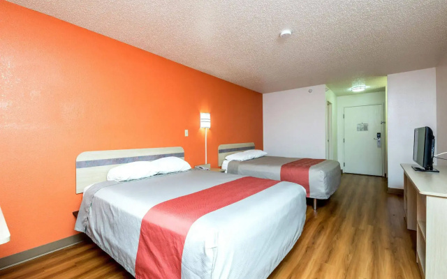 Motel 6 Waterloo, IA