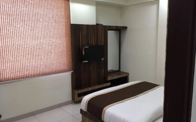 Capital O 18483 Hotel Olive Greens