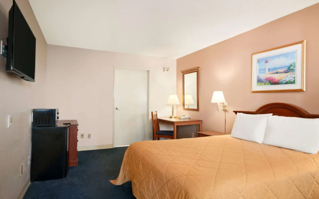 Travelodge by Wyndham Bakersfield