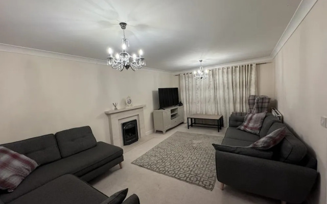 Spacious 4Bd House With Character In Coventry