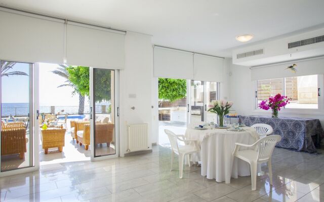 Sunset Beachfront Villa Meneou