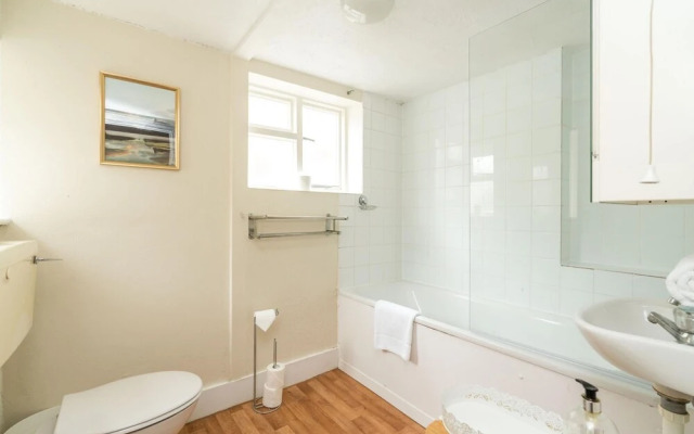 Spectacular 2BD Flat in Shepherds Bush