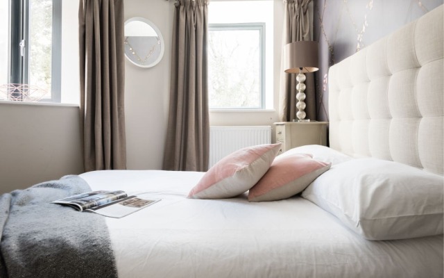 The Navy Court - Scandinavian Inspired 4BDR Central Home