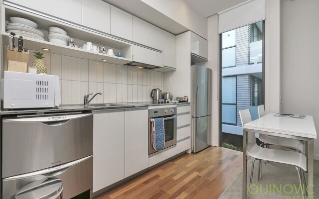 QV Refined Viaduct Harbour Apt - 879