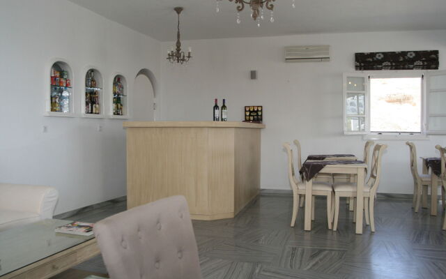 Adonis Hotel Studios & Apartments