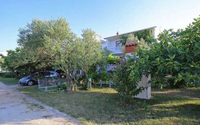 Apartment Vera - 150 m from sea: A1 Sukosan, Zadar riviera