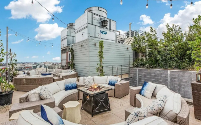 Stylish 2br/2ba At HWH by Oneluxstay