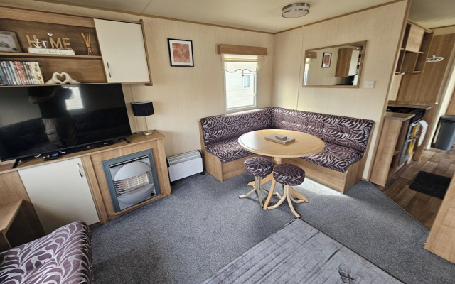 Ty Mawr Chalet Sleeps 6 With Fireplace