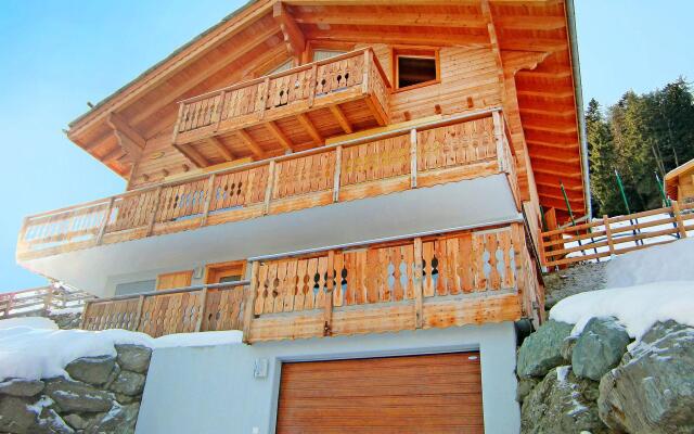 A luxurious 12 person chalet with superb view.