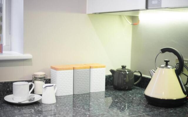 Deluxe Apartment near Cabot Circus w Parking sleeps 5