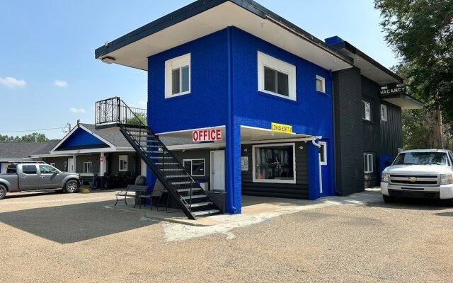 Riverside Motel & Suites