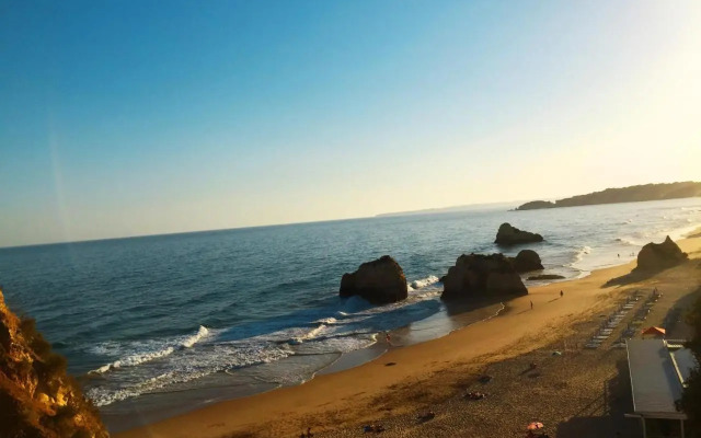 Mesa e Casa Encantada - Praia da Rocha