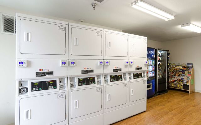 HomeTowne Studios By Red Roof Denver - Glendale/ Cherry Creek