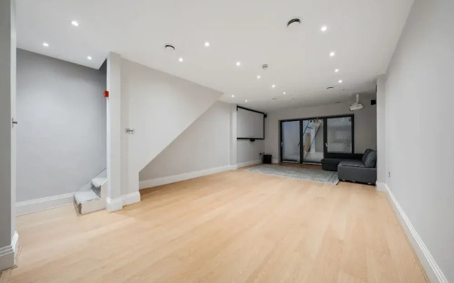 Modern Townhouse With Cinema Room in London SE1