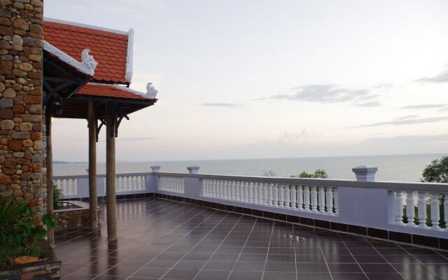 Ocean Breeze Hotel and Sky Bar