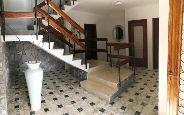 4 bedrooms villa at Ranco 100 m away from the beach with lake view private pool and enclosed garden