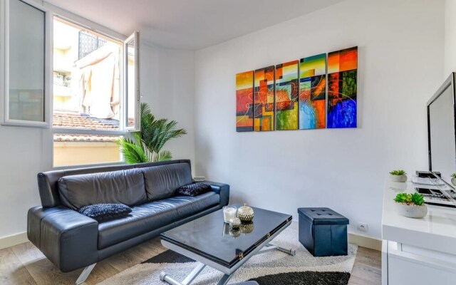 Beautiful Modern 2 Bedroom Apartment in Center
