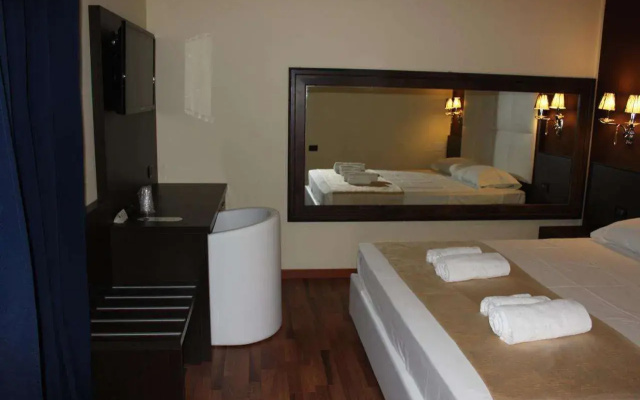 Momi's Hotel