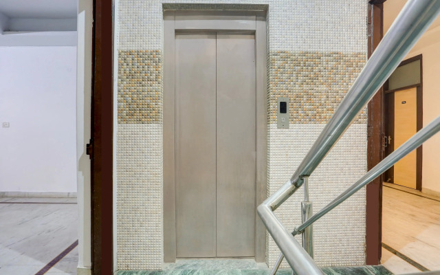 Super Hotel O East Punjabi Bagh Near Metro Station