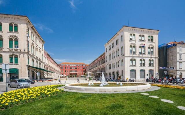 Spacious apt few min Walk to old Town and Beach
