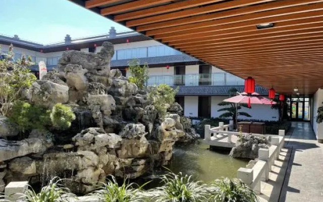 Tongjian Huaxiangtang Resort