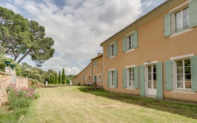 Secluded Holiday Home in Rustrel With Swimming Pool