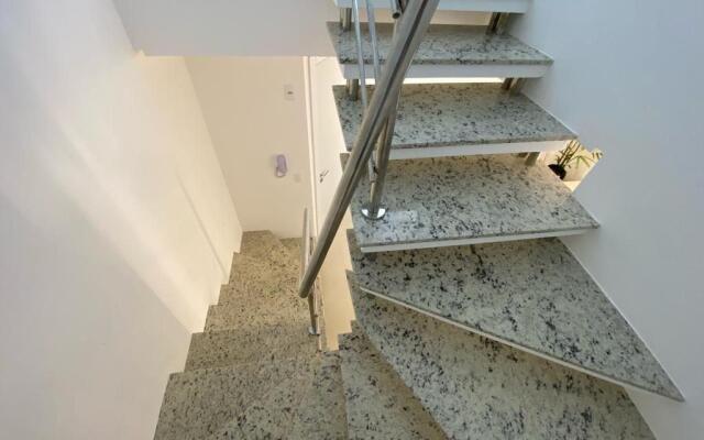 Apto c/churrasq na sacada em bombinhas RNA0303